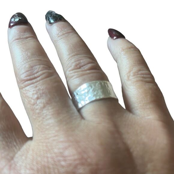 The Texture Band Ring in silver - Picture 2 of 9